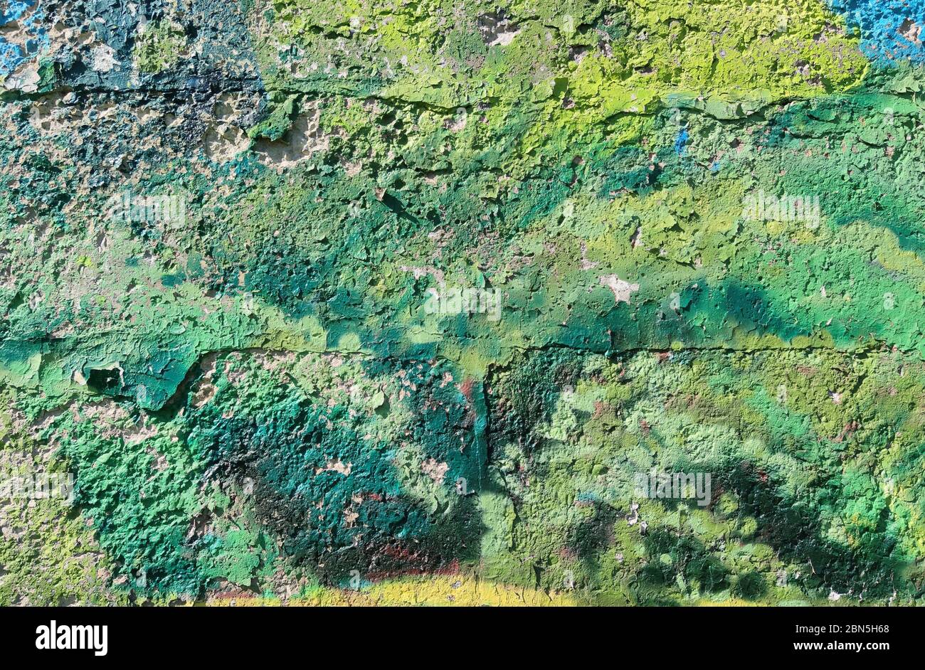 Textur der Betongrundwand mit alter Farbe für Hintergrund, raue Farbe Gips Nahaufnahme. Schmutzige abblätternde Wand auf der Straße, Vintage-grüne Oberfläche mit w Stockfoto