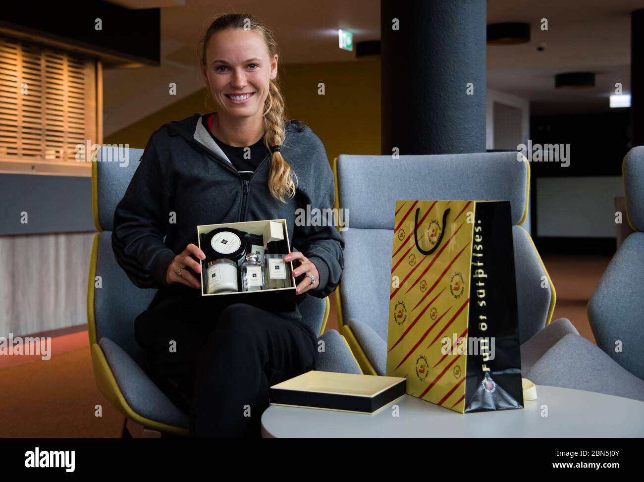 Caroline Wozniacki aus Dänemark Auspacken Sie ein Geschenk von Dubai Duty Free beim 2019 Nature Valley International WTA Premier Tennisturnier Stockfoto