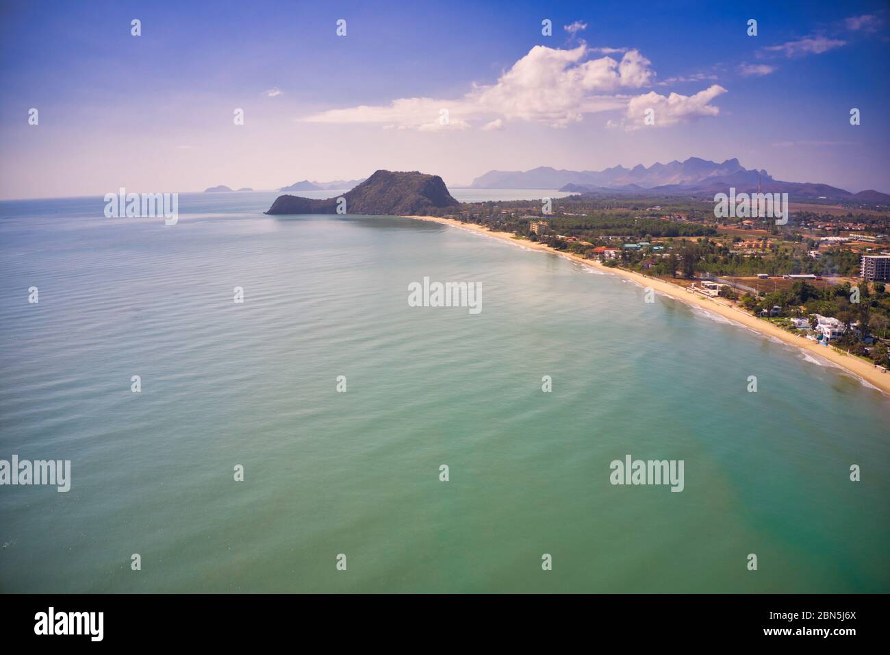 Dieses einzigartige Foto zeigt den Strand von Paknampran und das Meer, den Golf von Thailand und eine Felsformation an einem Sommertag. Das Bild ist ein Drohnenfoto! Stockfoto