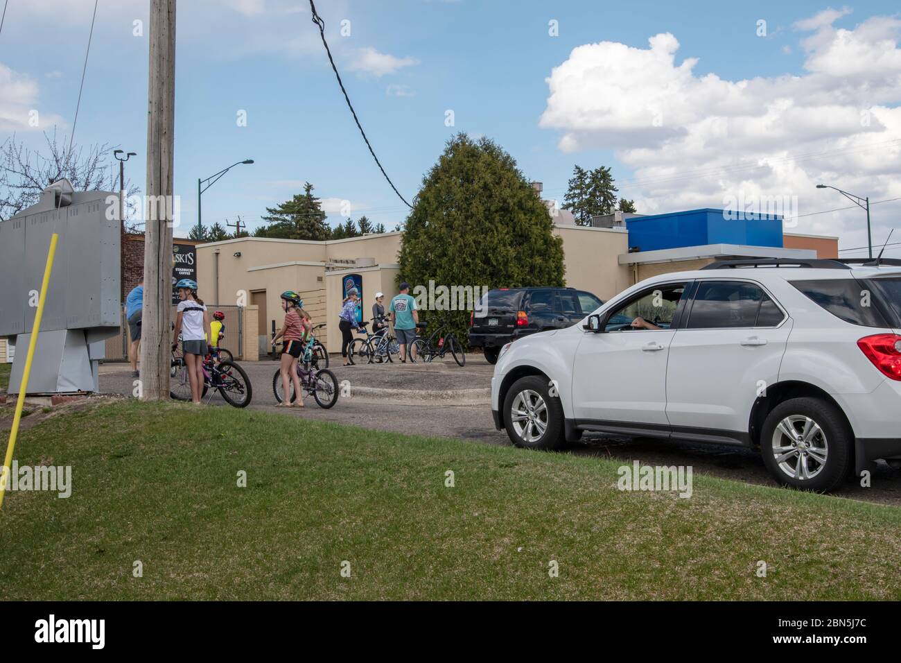 Meerblick, Mn. Da der Speisesaal geschlossen ist, stehen die Leute in der Schlange mit den Autos, um ihre Bestellung im Dairy Queen zu platzieren und zu erhalten. Stockfoto