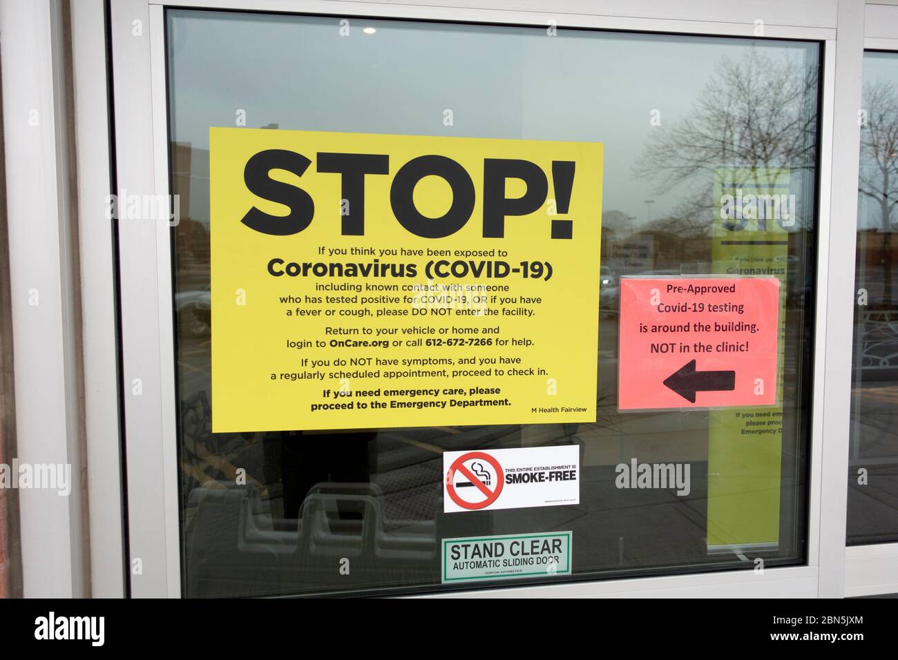 Hinweisschild auf dem Klinikfenster über die Prüfung für den Coronavirus-Test an der Bordwand. St. Paul Minnesota, USA Stockfoto