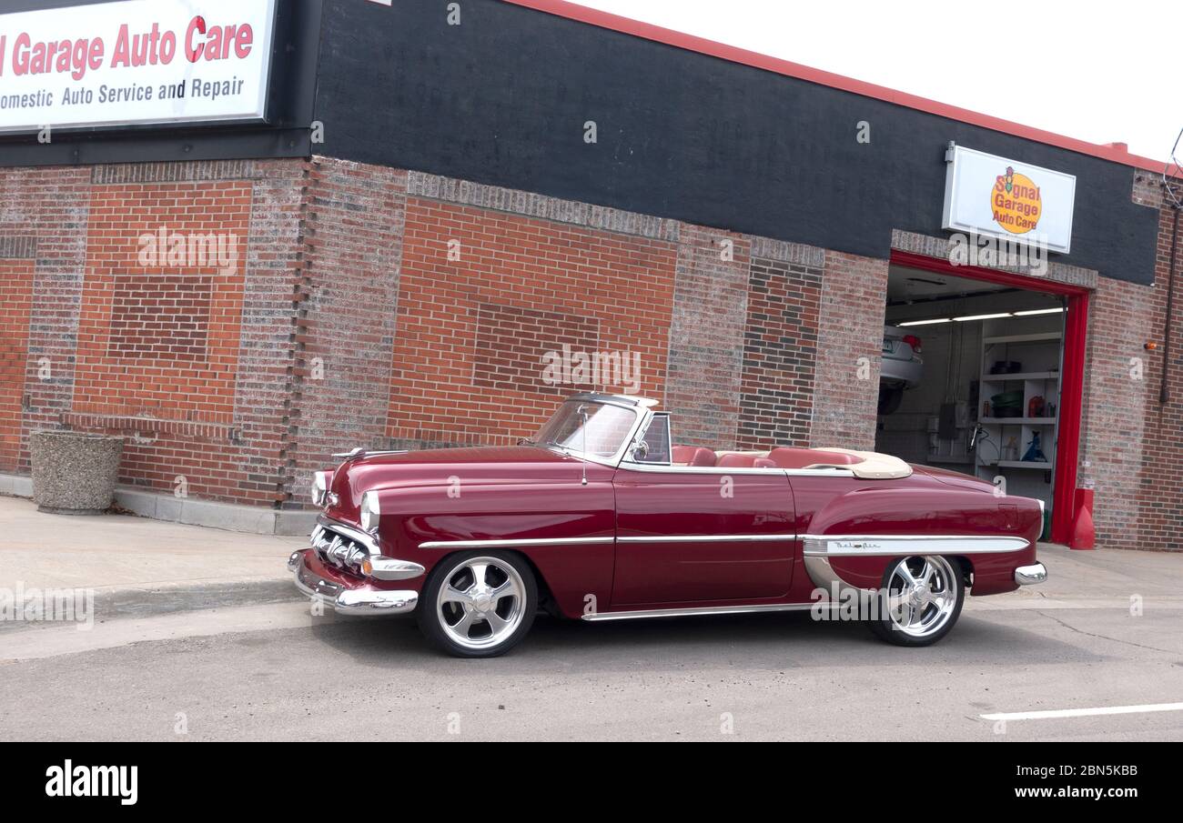 Schöne kastanienbraunen Chevrolet Bel Air Cabrio Sammlerstück ca. 1954 auf der Straße neben der Signal Garage geparkt. St. Paul Minnesota, USA Stockfoto