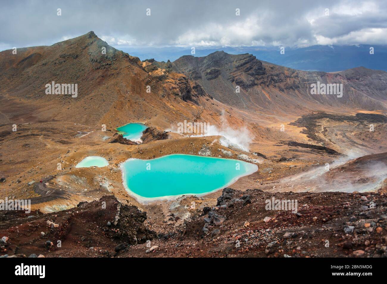 Turquoise Crater Lake, Blue Lake, Vulkan Mount Tongariro und Mount Ngauruhoe, Tongariro National Park, North Island, Neuseeland Stockfoto