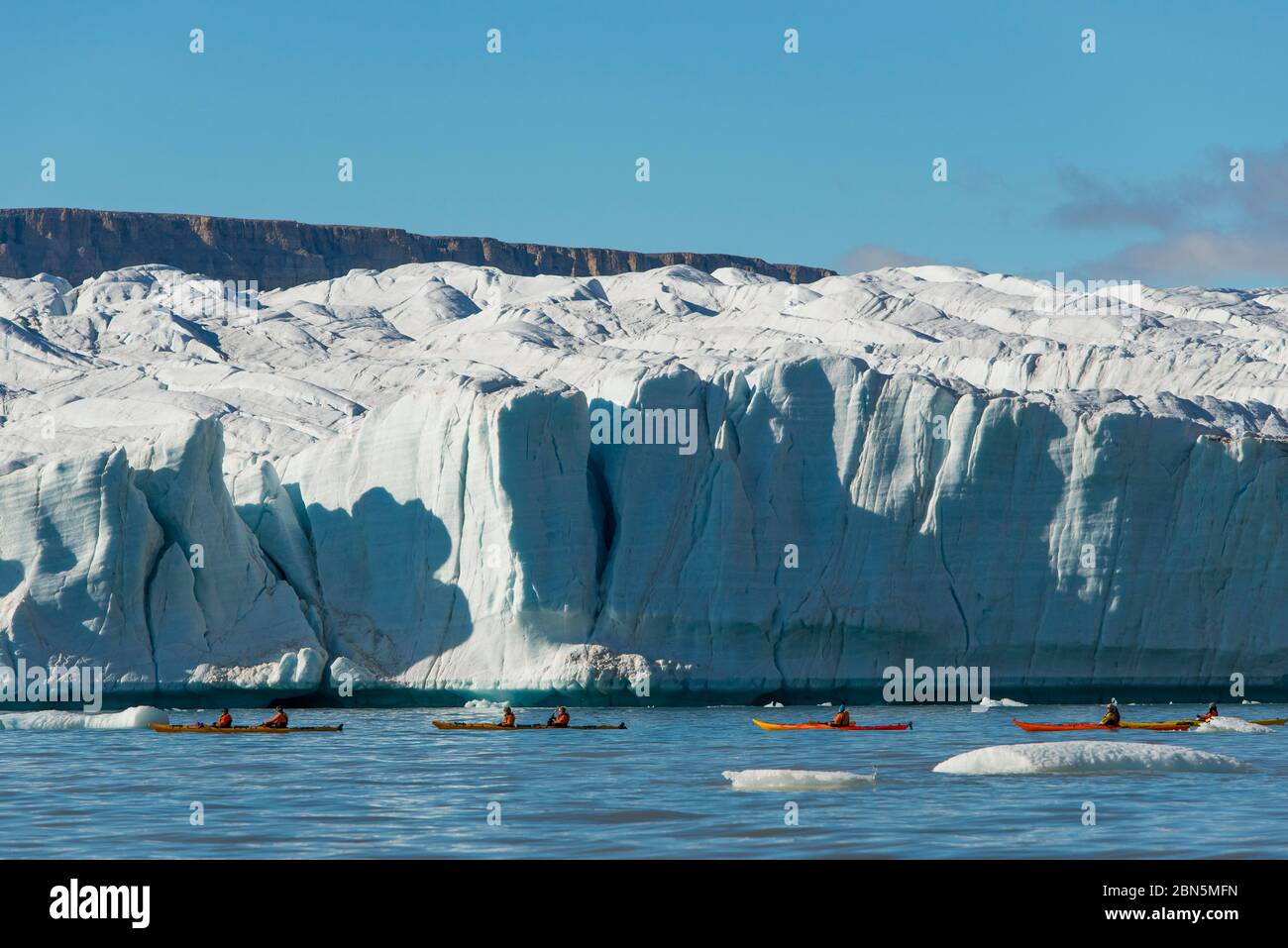 Touristen in Kajaks vor Gletschern, Croker Bay, Nunavut, Devon Island, Arktis, Kanada Stockfoto