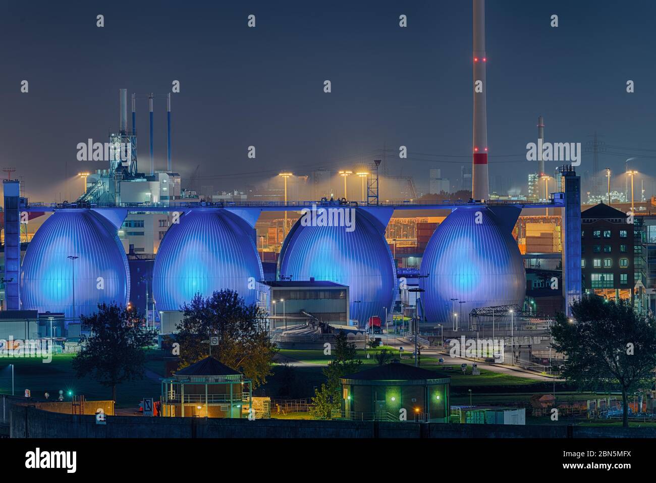 Futtermittelhersteller Supermast, beleuchtete Silos auf der Elbe, Nachtaufnahme, Hamburger Hafen, Hamburg, Deutschland Stockfoto