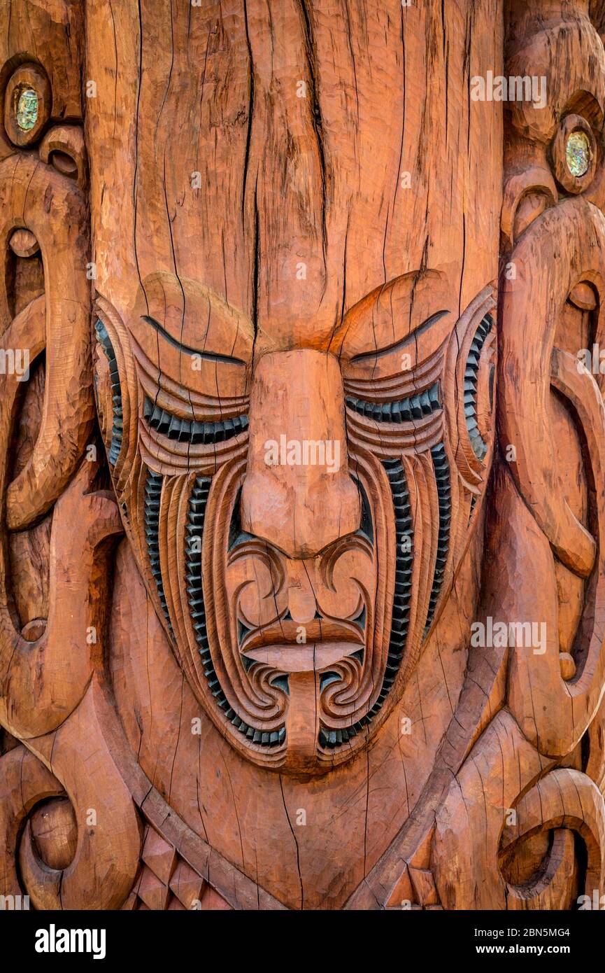 Gesicht, geschnitzte Maske, Schnitzkunst der Maori, Te Puia, Whakarewarewa, Rotorua, Bay of Plenty, Neuseeland Stockfoto