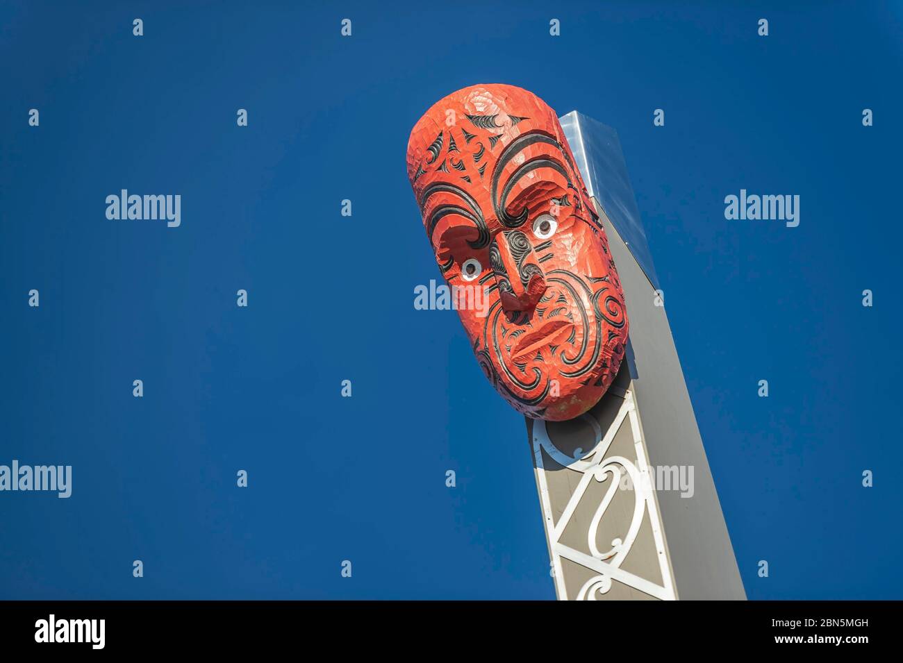 Geschnitzte Maske, Gesicht, Heketanga-a-Rangi, Skulptur, himmlische Herkunft, zeitgenössische Schnitzerei von Maori, Te Puia, Whakarewarewa, Rotorua, Bay of Plenty Stockfoto