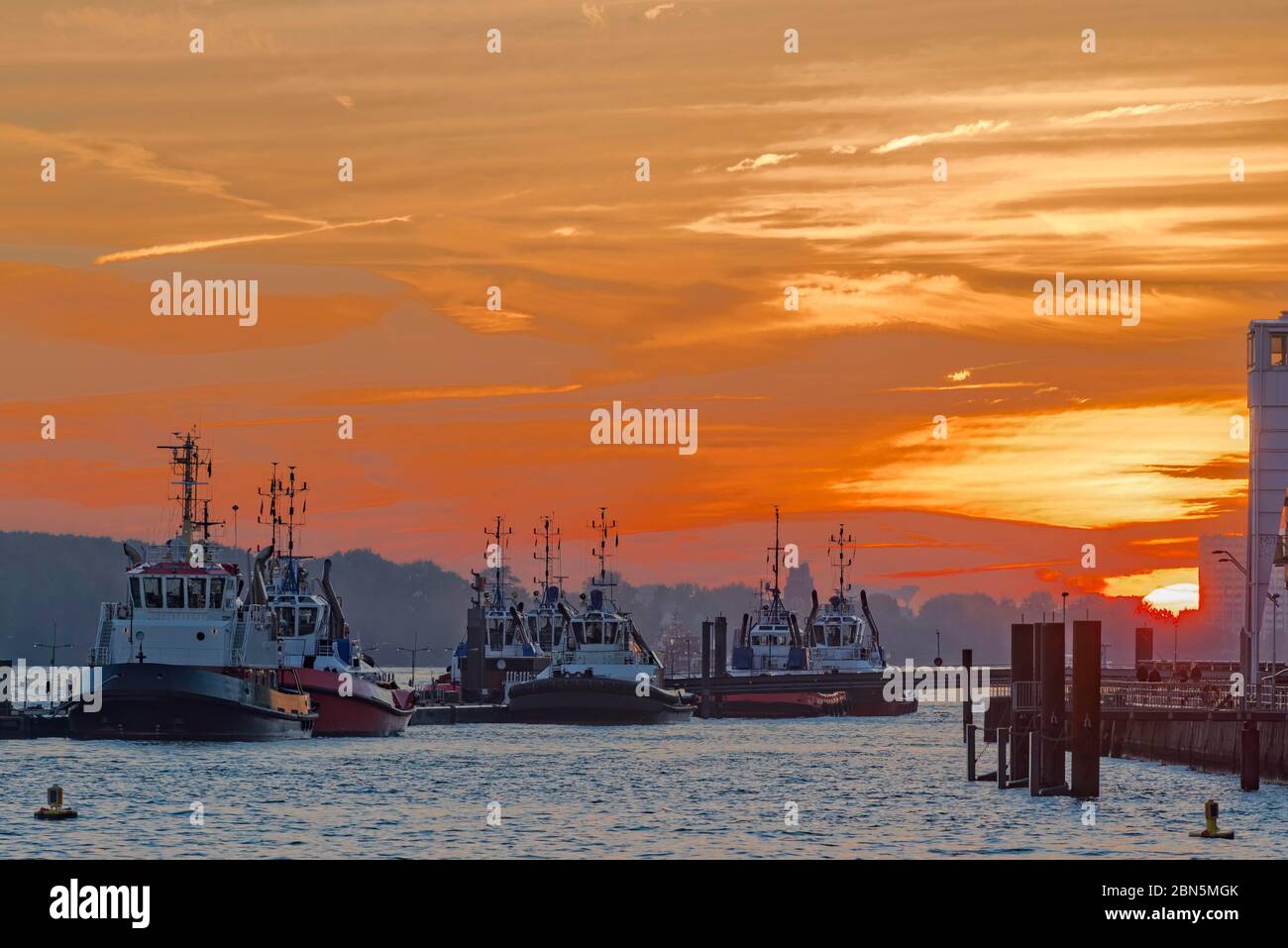 Schiffe im Museumshafen Oevelgienne bei Sonnenuntergang, Oevelgienne, Hamburg, Deutschland Stockfoto