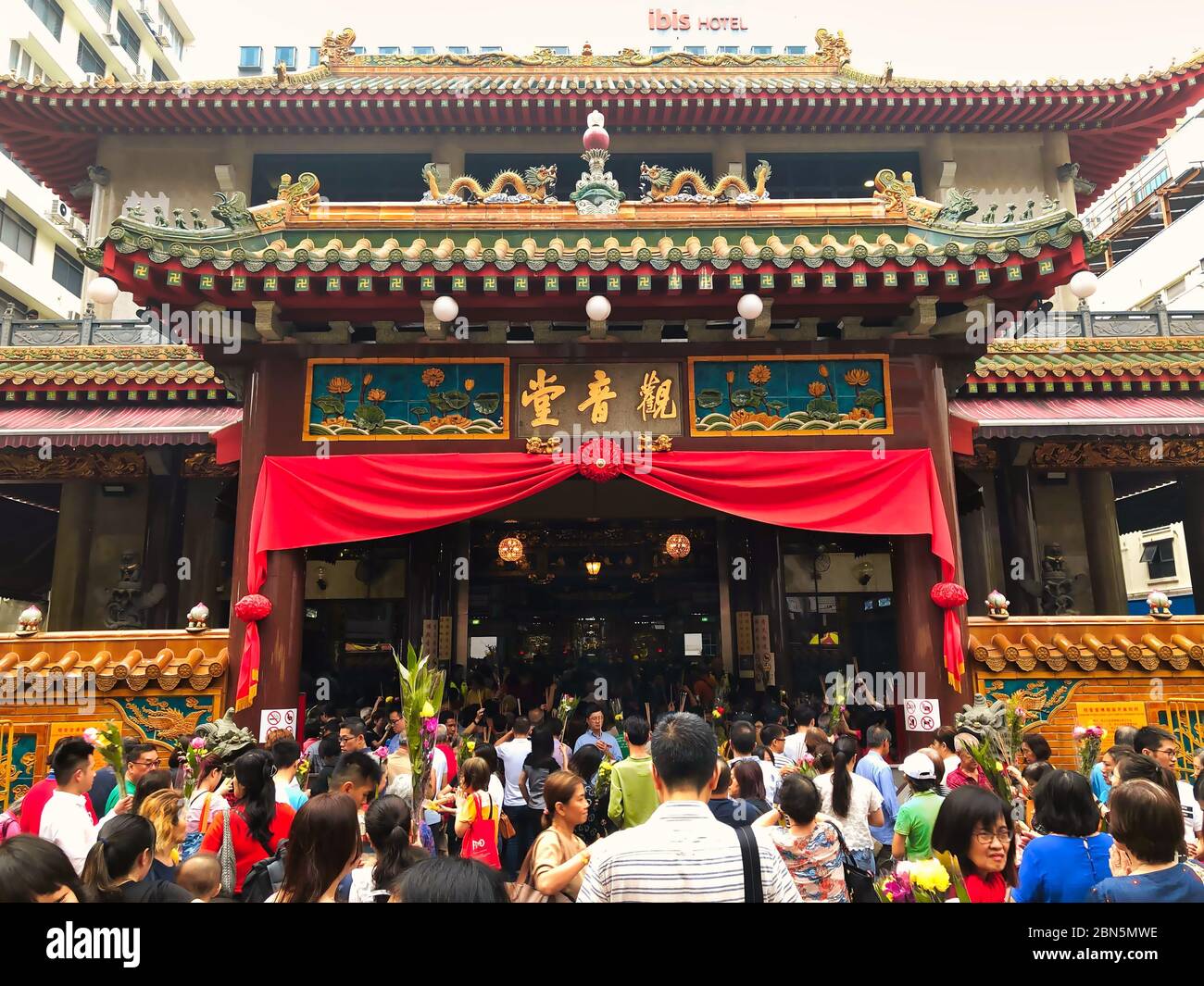 Der chinesische Tempel Kwan im Thong ist eine berühmte Touristenattraktion und ein beliebter Ort für das Gebet des Friedens in Singapur. Stockfoto
