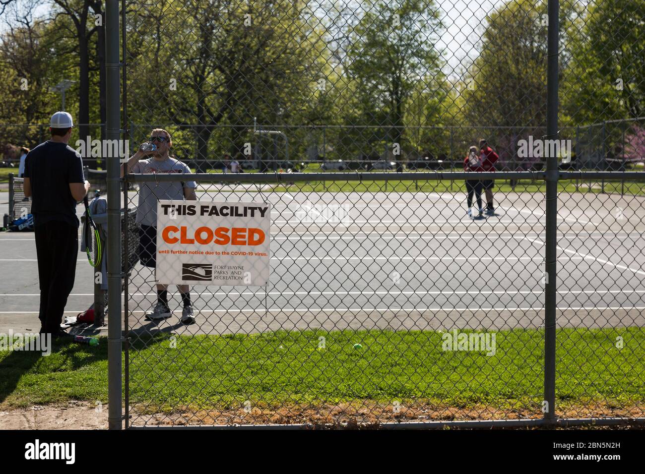 Tennisspieler ignorieren die Covid 19 Beschränkung im Lakeside Park in Fort Wayne, Indiana, USA. Stockfoto