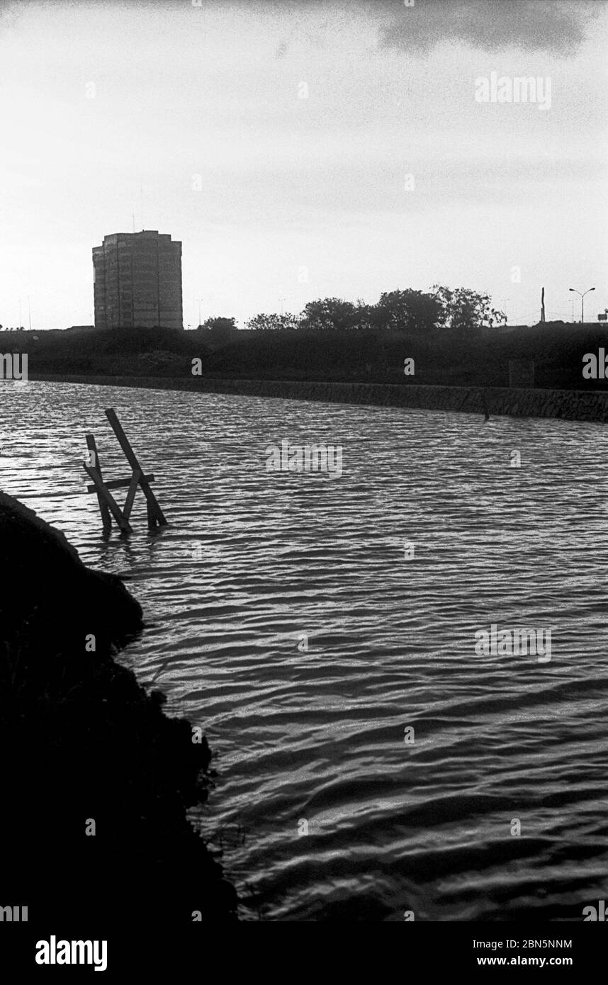 Ein kleiner Kanal bei Sunter Podomoro in der Nähe von West Kelapa Gading Area in Nord Jakarta, Sonderhauptstadtregion von Jakarta, Indonesien. Archivfoto. Stockfoto