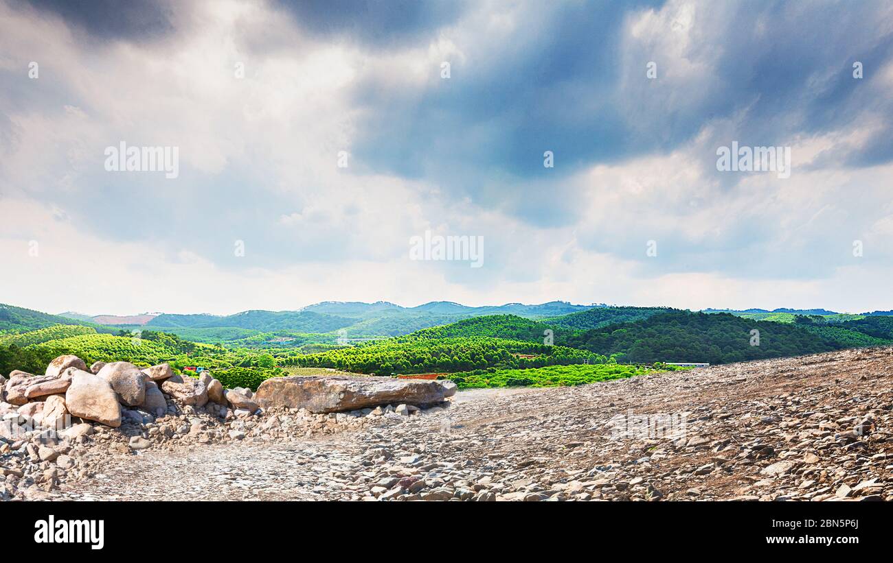 Leere Schutt Bürgersteig und ruhige ländliche Naturlandschaft. Stockfoto