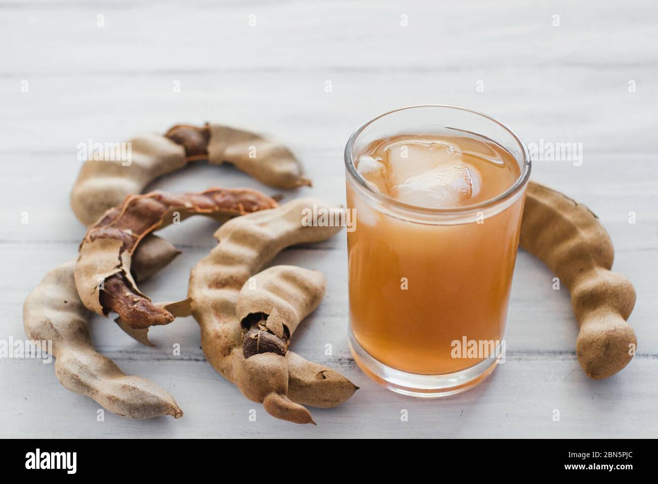 Tamarindo trinken, Tamarindenwasser. Süßer Saft in mexiko Stockfoto