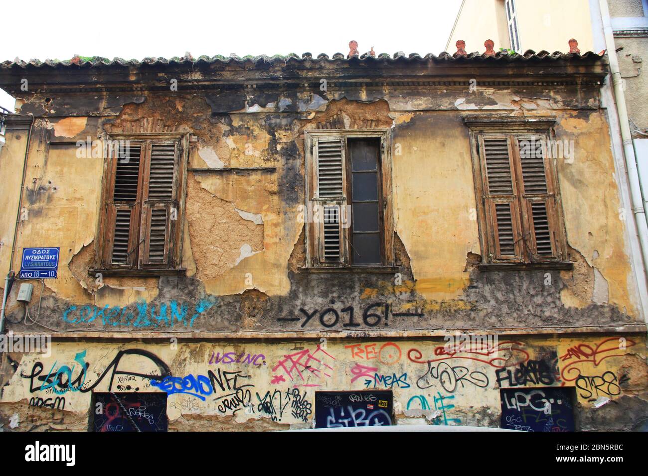 Altes verlassenes Gebäude mit Graffiti in Athen, Griechenland Stockfoto