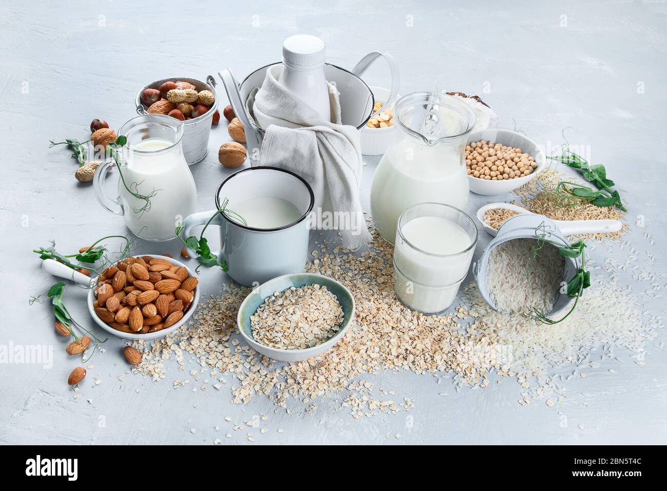 Verschiedene vegane pflanzliche Milch und Zutaten. Milch-freie Milch-Ersatz-Getränk. Gesundes veganes und vegetarisches Diätkonzept. Stockfoto