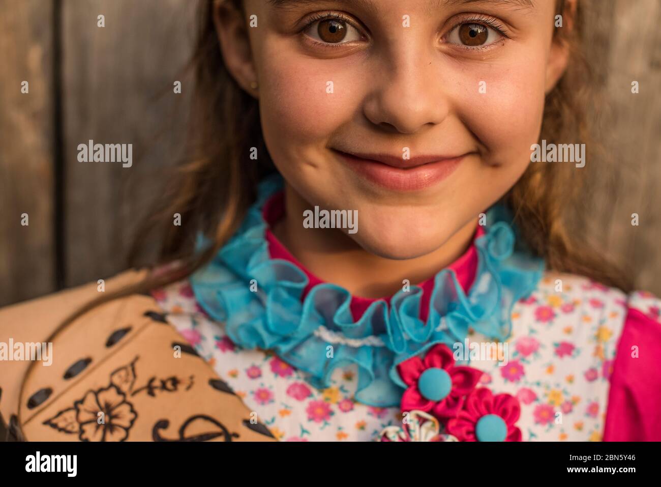 Esteio, Rio Grande do Sul, Brasilien - 27. Oktober 2015: Süßes kleines Mädchen in traditioneller Kleidung der Gaucho-Kultur, lächelt Stockfoto