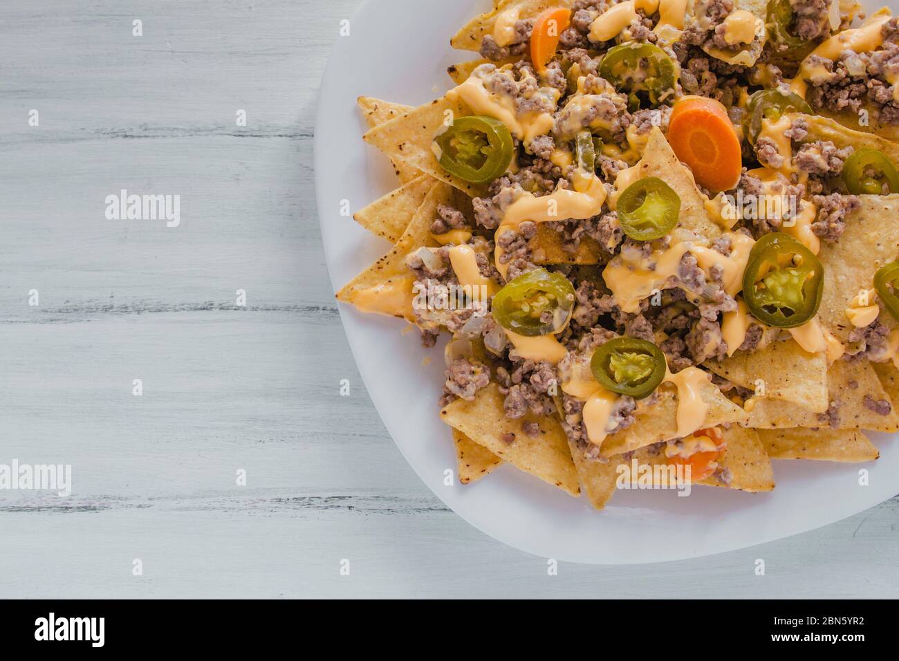 nacho-Chips Mais garniert mit Hackfleisch, geschmolzenem Käse, Chili ...