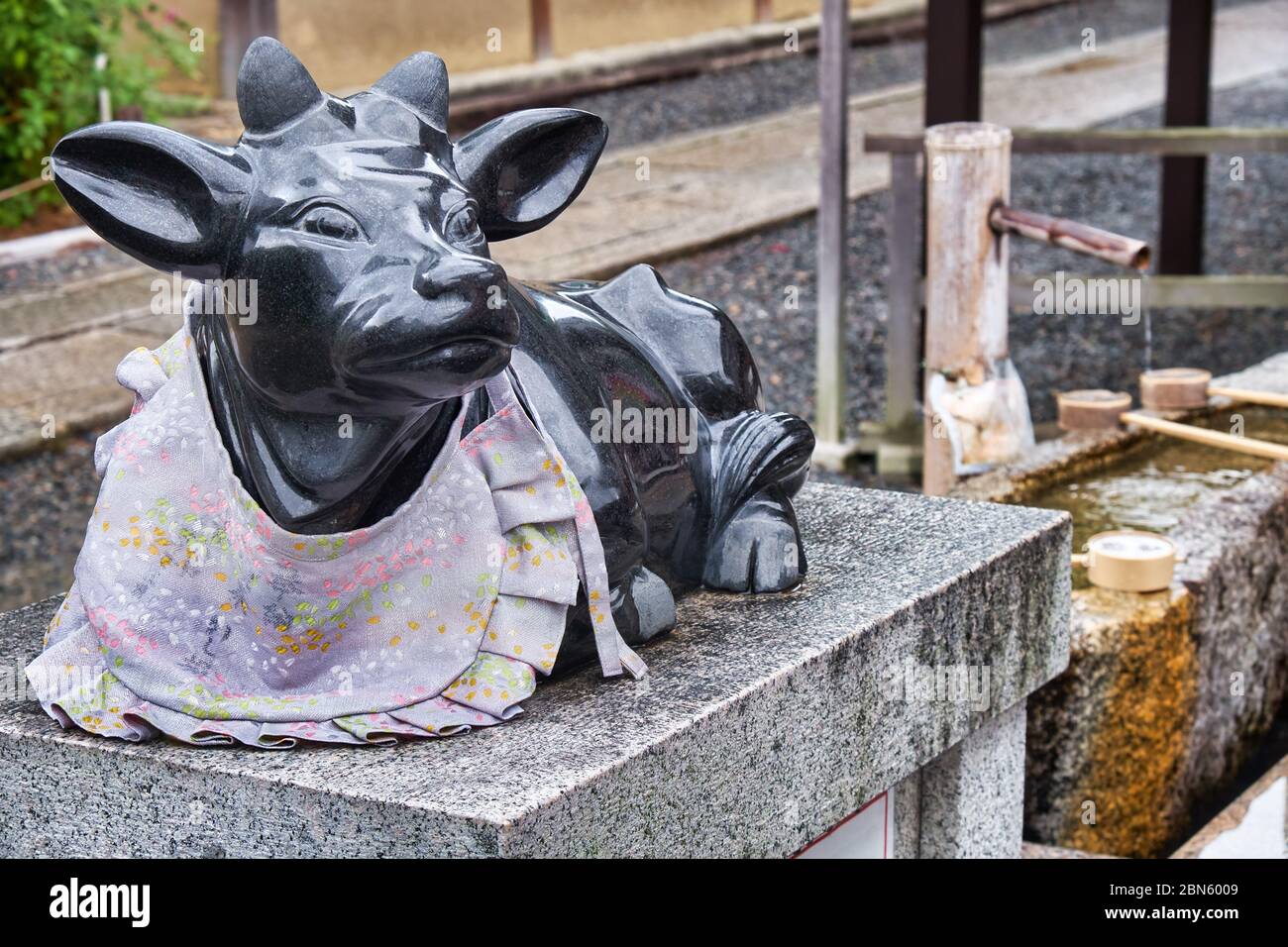 KYOTO, JAPAN - 18. OKTOBER 2019: Die Statue von Temmangu Ox, den Boten Gottes, Tenjin (Sugawara Michizane) im Kodaiji-Tempel zu lernen. Kyoto. J Stockfoto