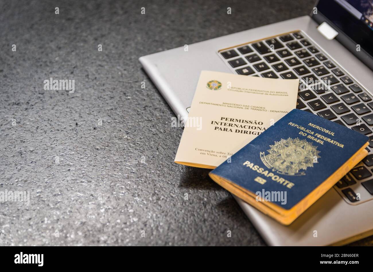 Übersetzung: Mercosur, Föderative Republik Brasilien, Pass / Internationaler Führerschein und Computer Stockfoto