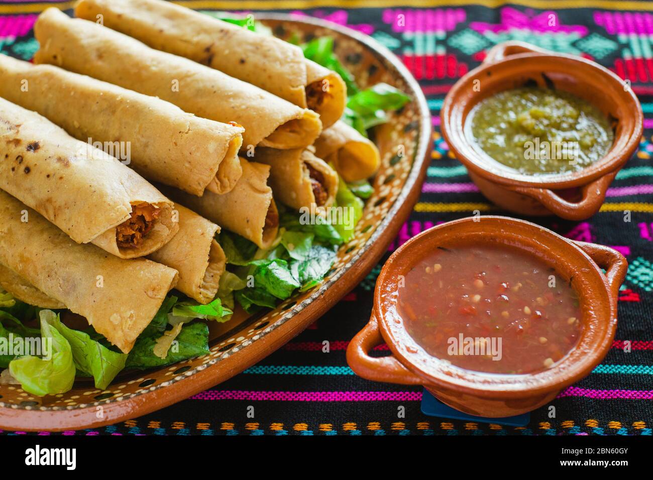 Feutas de pollo, Chicken Tacos dorados und Salsa hausgemachte mexikanische Küche in mexiko-Stadt Stockfoto