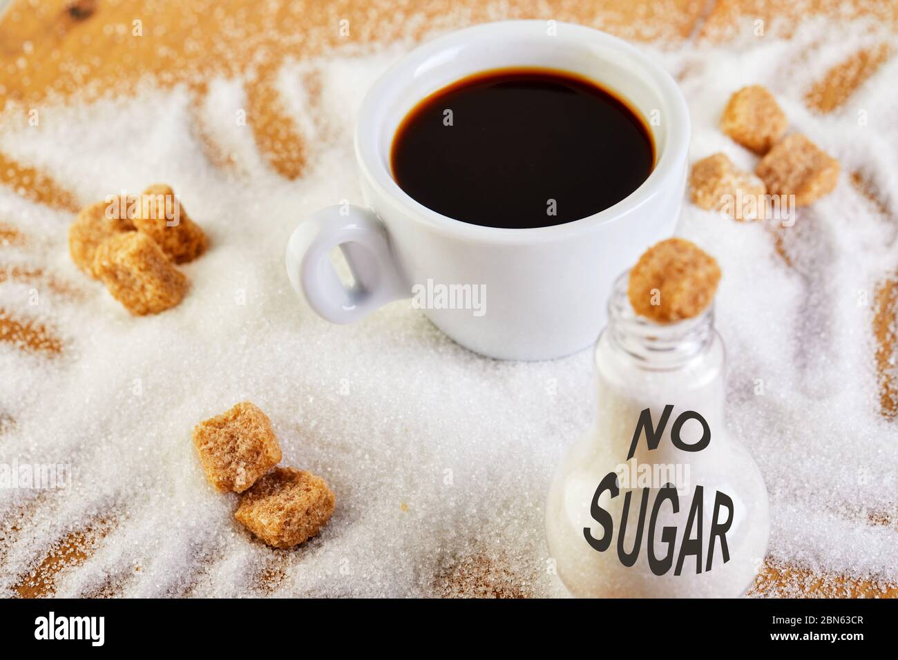 Tasse mit Kaffee und die Worte kein Zucker, was eine Diät und Gesundheit Konzept. Kopieren Sie das Gewürz. Stockfoto