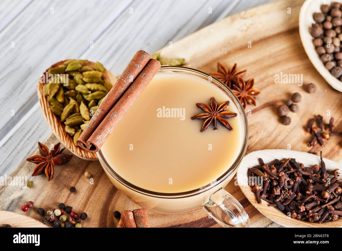 Traditionelles indisches Getränk - Masala Tee mit Gewürzen. Zimt ...