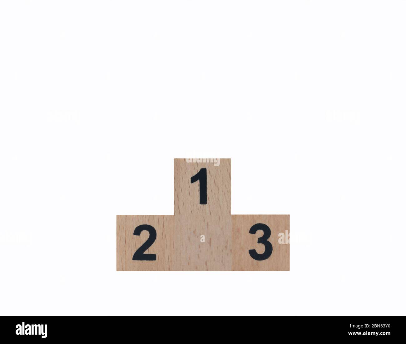 Holzsieger Podium mit Nummer 1,2,3 in schwarz isoliert auf weißem Hintergrund mit Clipping-Pfad. Als Geschäftsführerschaft, Siege, Erfolge. Stockfoto