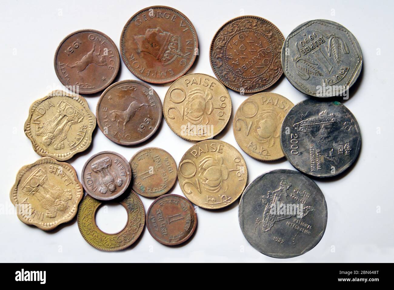 Alte Münzen indischer Jahrgänge. Alte und neue indische Münzen auf weißem Hintergrund isoliert. Gültige und ungültige indische Währungen. Stockfoto