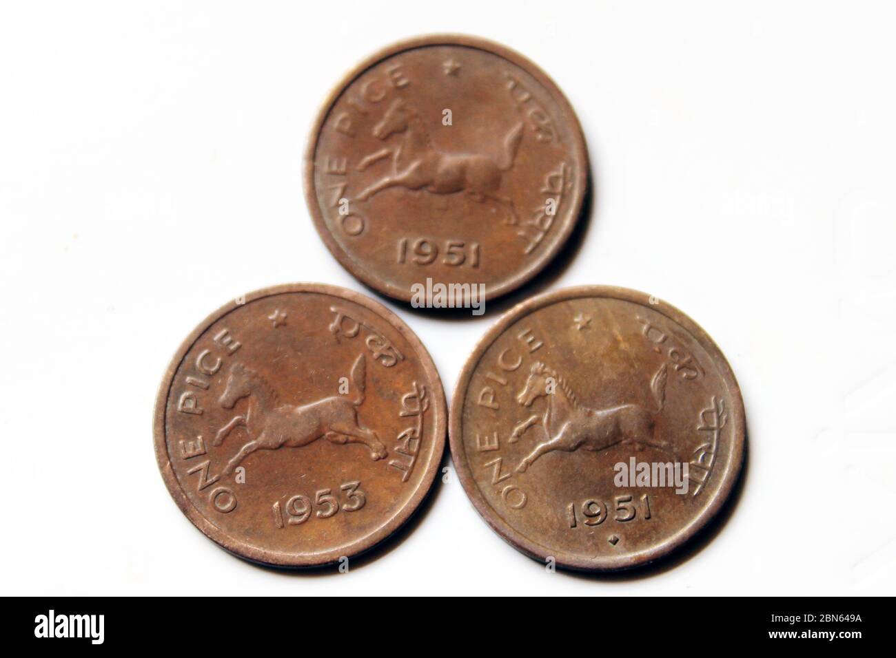 Alte Münzen indischer Jahrgänge. Alte indische ein-Pice Münze von 1951 und 1953 isoliert auf weißem Hintergrund. Stockfoto
