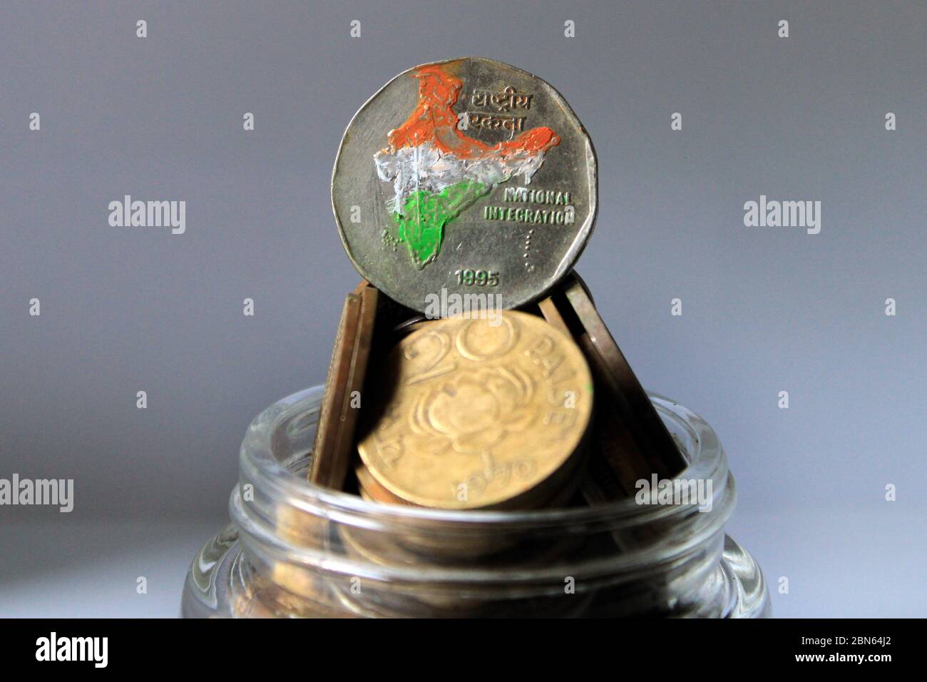 Zwei Rupien-Münzen Indiens isoliert auf weißem Hintergrund. Karte von Indien als Symbol der indischen nationalen Integration in den indischen Münzen dargestellt. Stockfoto