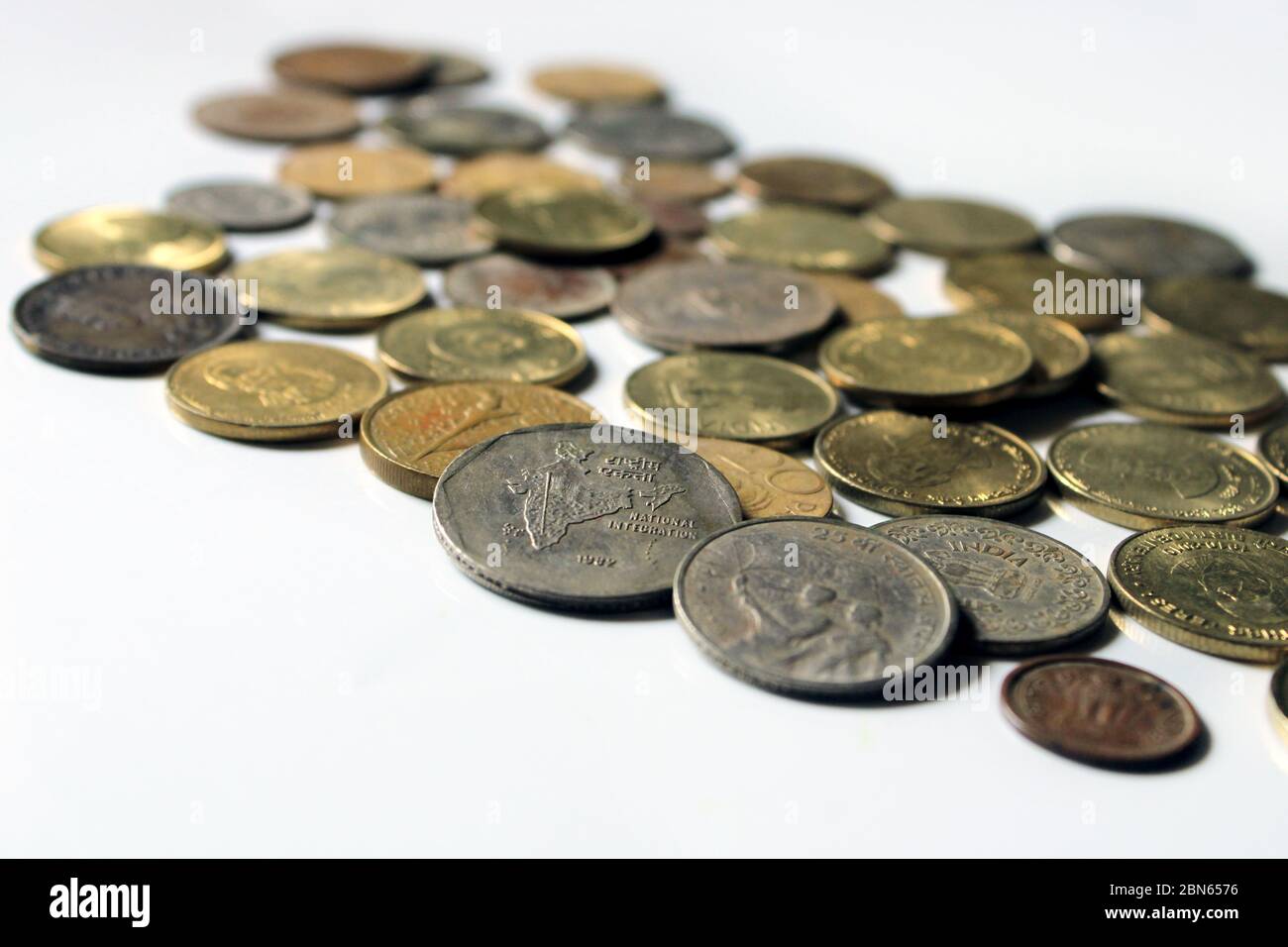 Alte Münzen indischer Jahrgänge. Alte und neue indische Münzen auf weißem Hintergrund isoliert. Gültige und ungültige indische Währungen. Stockfoto