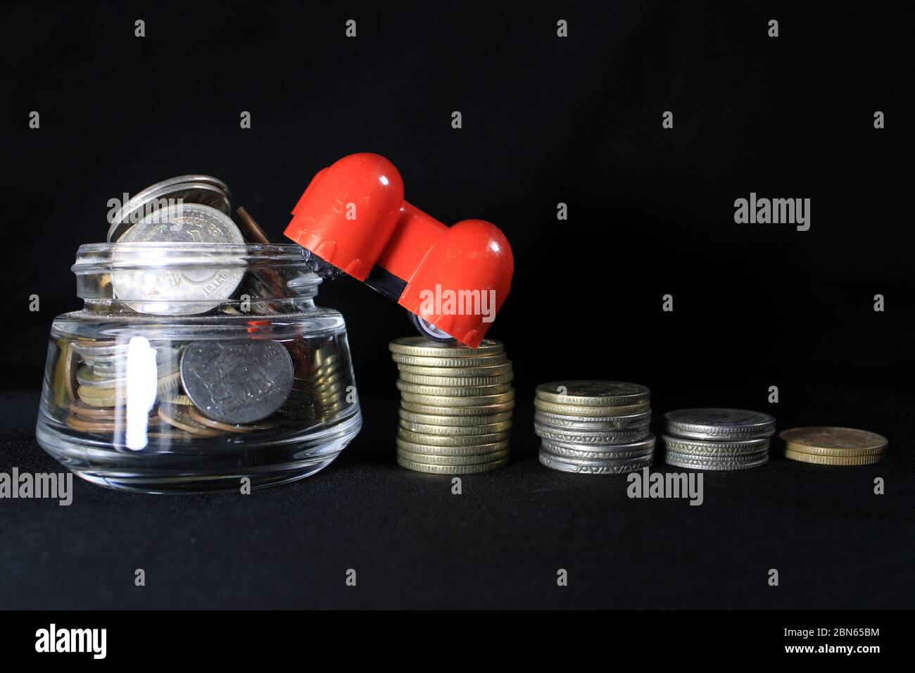 Stapel Indischer Münzen Über Schwarzem Hintergrund. Geschäftsmetapher, Finanzinvestition und Wirtschaftskonzept. Stapel von indischen Münzen in Balkendiagramm Stockfoto