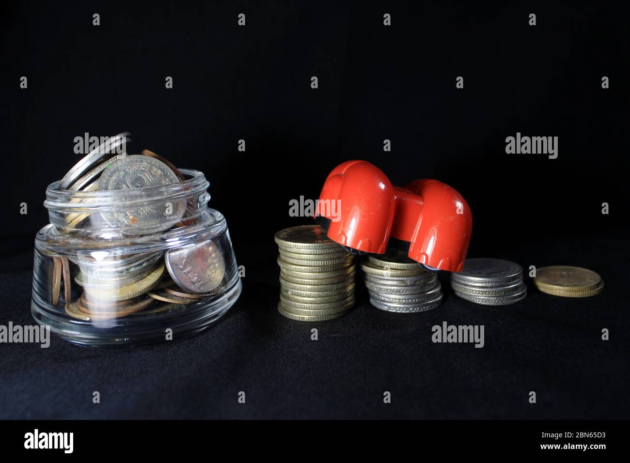 Stapel Indischer Münzen Über Schwarzem Hintergrund. Geschäftsmetapher, Finanzinvestition und Wirtschaftskonzept. Stapel von indischen Münzen in Balkendiagramm Stockfoto