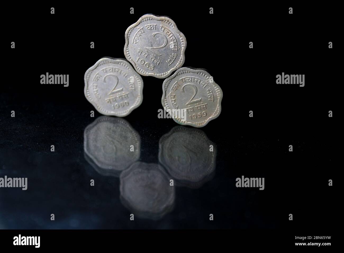 Ein alter Inder zwei Paisa Münzen isoliert auf einem schwarzen Hintergrund. Eine alte antike indische zwei-Paise-Münze. Stockfoto