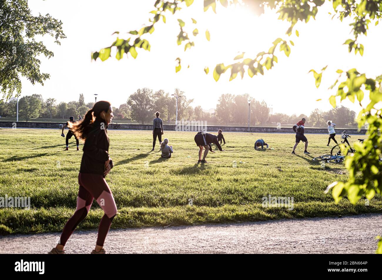 Sport mit Stand im Freien zu Coronaleiten im Rheinpark, Düsseldorf. Stockfoto