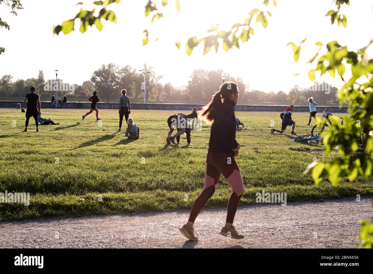 Sport mit Stand im Freien zu Coronaleiten im Rheinpark, Düsseldorf. Stockfoto