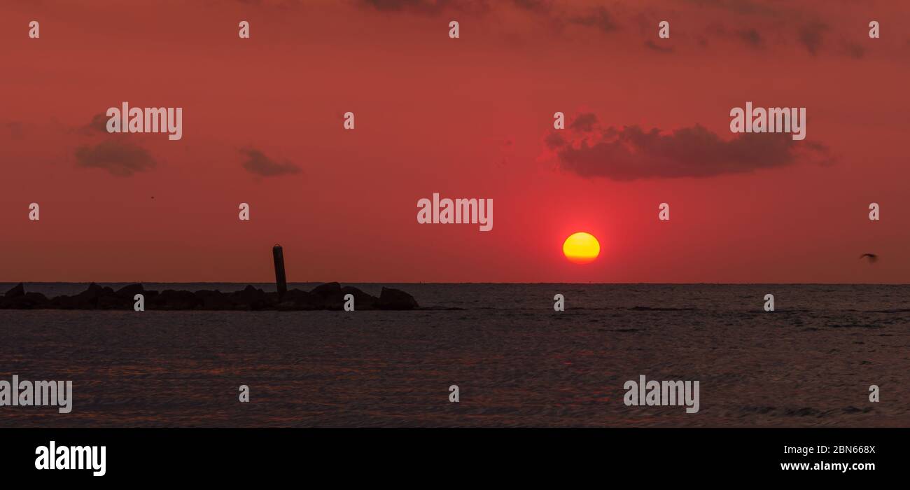 Alba Adriatica (Abruzzen, Italien) - der Sonnenaufgang an der Adria. Stockfoto