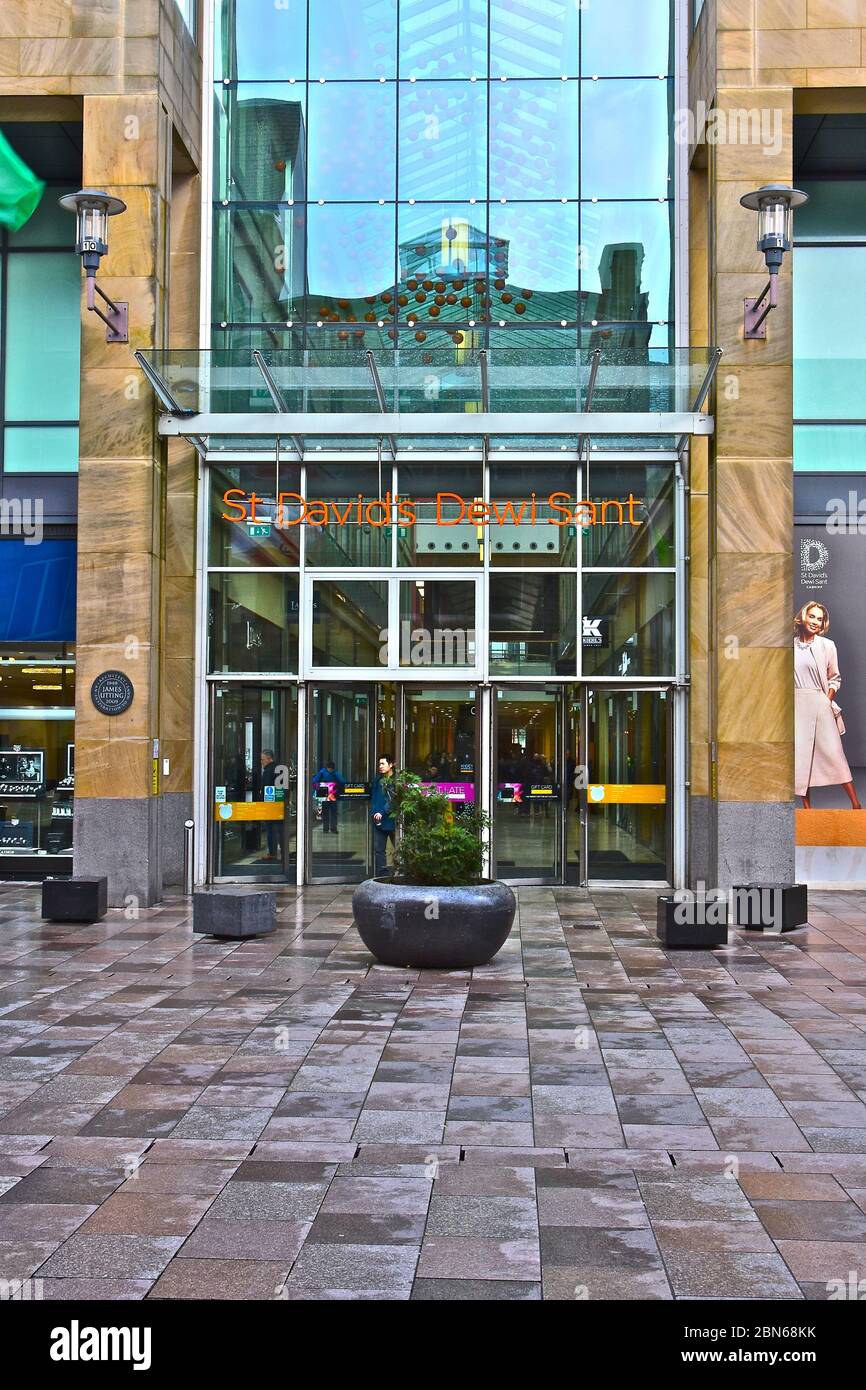 Der Hayes Eingang zum St David's Shopping Centre im Zentrum von Cardiff. Stockfoto