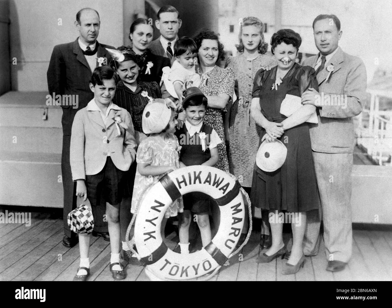 Japan: Eine Großfamilie jüdischer Flüchtlinge, die vor der Nazi-Verfolgung in Europa auf dem japanischen Ozeandampfer Hikawa Maru (1940) fliehen. In Den Jahren 1940–41 Stockfoto