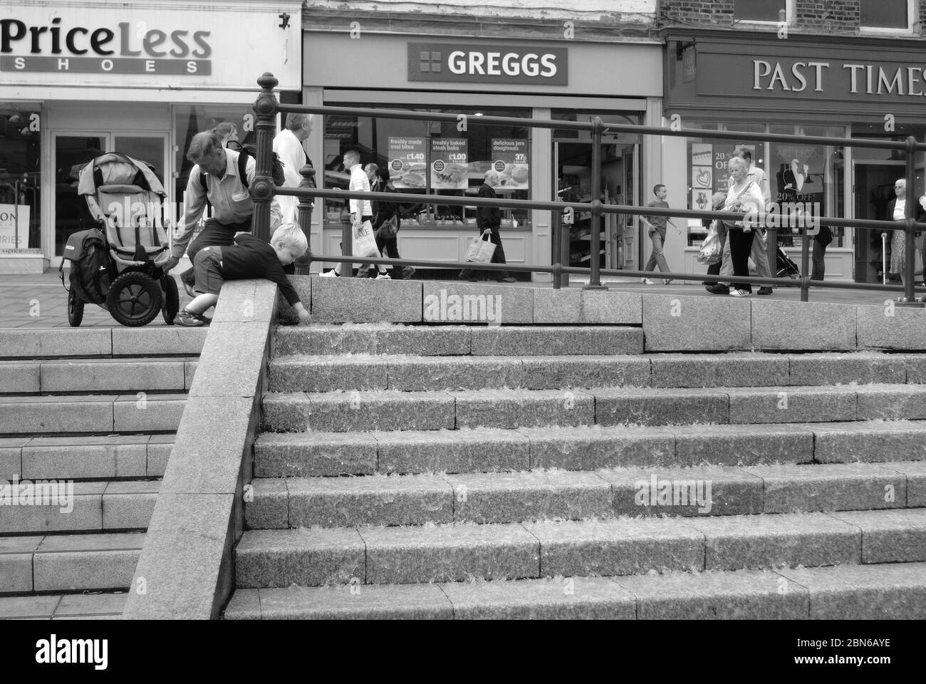 Vater und Kind, High Row, Darlington, Couty Durham Stockfoto