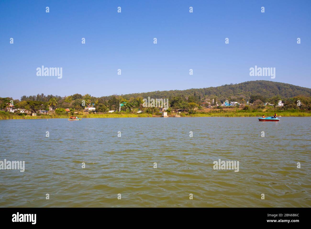 Touristen genießen Bootfahren in den See von Yelagiri (Tamil Nadu, Indien) Stockfoto
