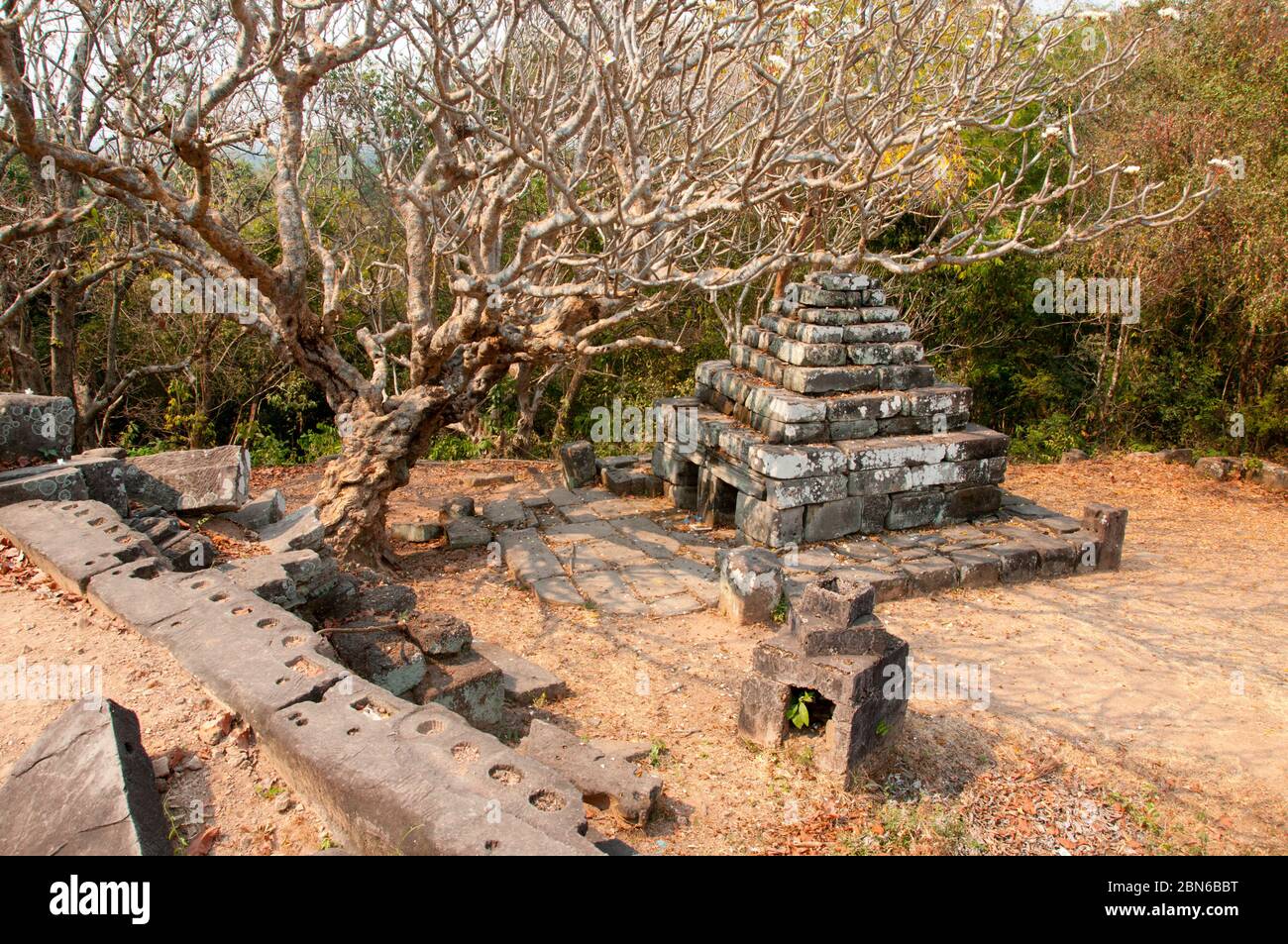 Kambodscha: Ein kleiner Chedi am Anfang des 11. Jahrhunderts auf dem Hügel gelegenen Khmer Tempel, Chau Srei Vibol (auch Wat Trak genannt), in der Nähe von Angkor. Die unrestaurierte Hindu t Stockfoto