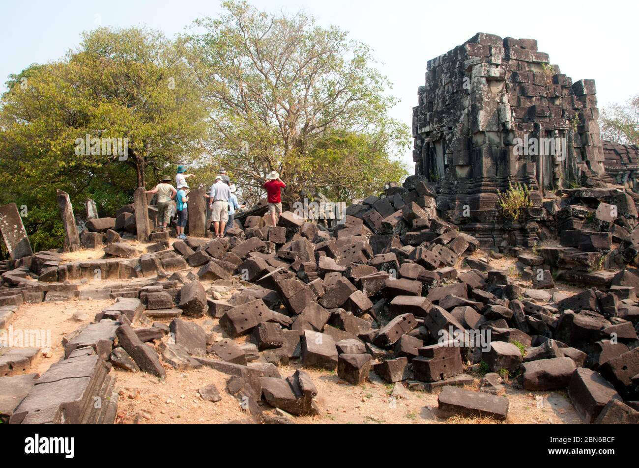 Kambodscha: Besucher des zentralen Heiligtums am Anfang des 11. Jahrhunderts Hügel Khmer Tempel, Chau Srei Vibol (auch bekannt als Wat Trak), in der Nähe von Angkor. Th Stockfoto