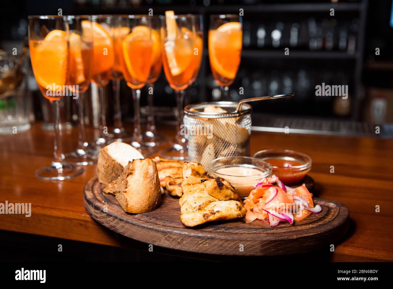 Tomaten dip und knuspriges brot mit salat -Fotos und -Bildmaterial in ...