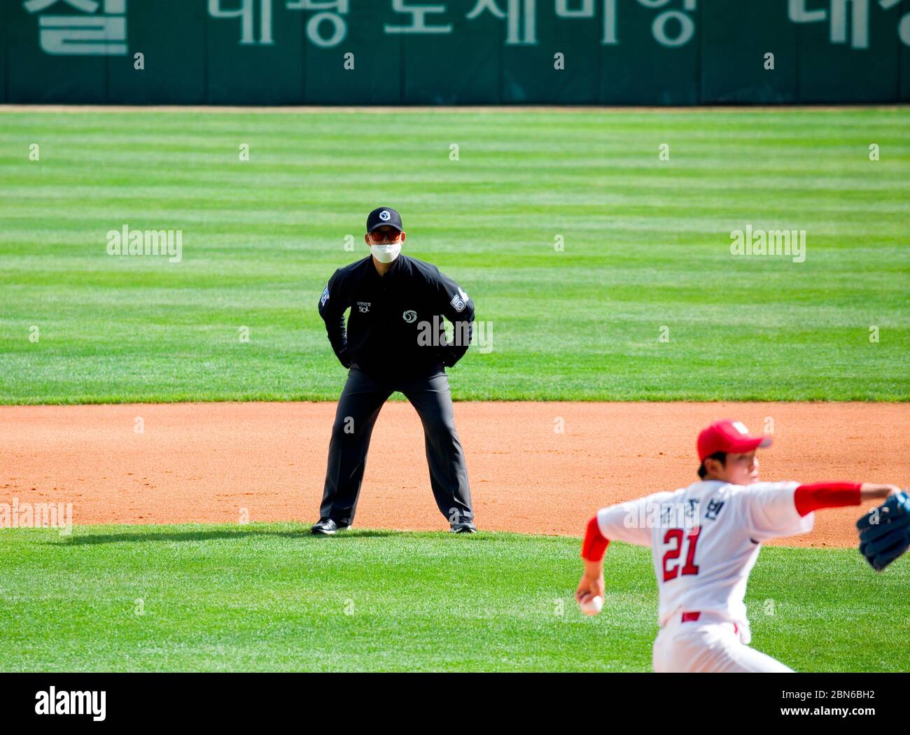 Zweiter Baseschied mit Maske zur Verhinderung von COVID-19 Infektion, 5. Mai 2020 - Baseball : 2020 südkoreanisches Profi-Baseball-Liga Eröffnungsspiel ohne Zuschauer zwischen SK Wyverns 0-3 Hanwha Eagles im Munhak Baseball Stadium in Incheon, westlich von Seoul, Südkorea. Die Pro Baseball League begann am 5. Mai. Aufgrund der COVID-19 Ausbreitung, der frühe Teil der 2020 Korea Baseball Organisation (KBO) Saison wird ohne Fans in den Tribünen gespielt werden und die 144 Spiele werden von Mai-November statt der üblichen März-Oktober Zeitplan statt. (Foto von Lee Jae-won/AFLO) (SÜDKOREA) Stockfoto