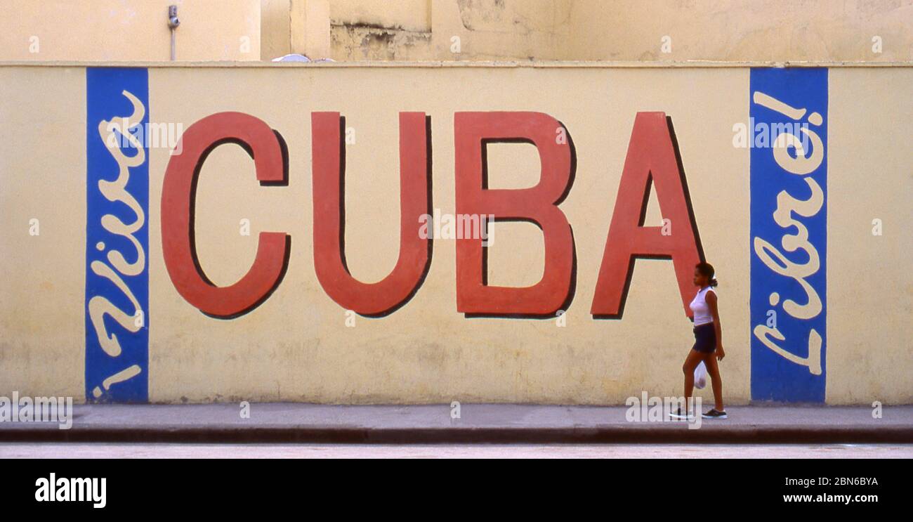 Ein 'Viva Cuba Libre' (Long Live Free Cuba) Straßenschild in Havanna. Die Kubanische Revolution war ein erfolgreicher bewaffneter Aufstand von Fidel Castros 26. Juli Mo Stockfoto