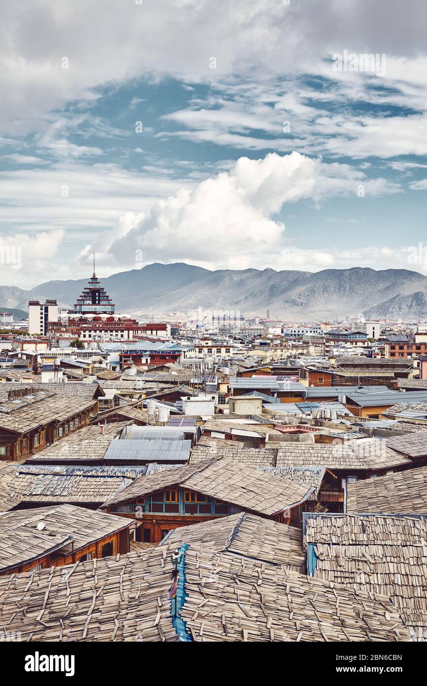 Dächer von Dukezong, Skyline der Altstadt von Shangri La, Farbgebung, autonome tibetische Präfektur Diqing, China. Stockfoto