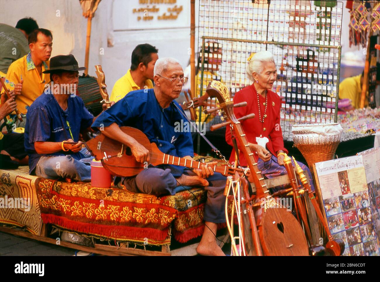 Thailand: Eine Gruppe traditioneller thailändischer Musiker, bekannt als wong khrueang sai (Streicherensemble), unterhalten die Öffentlichkeit in Chiang Mai's berühmter Sonne Stockfoto