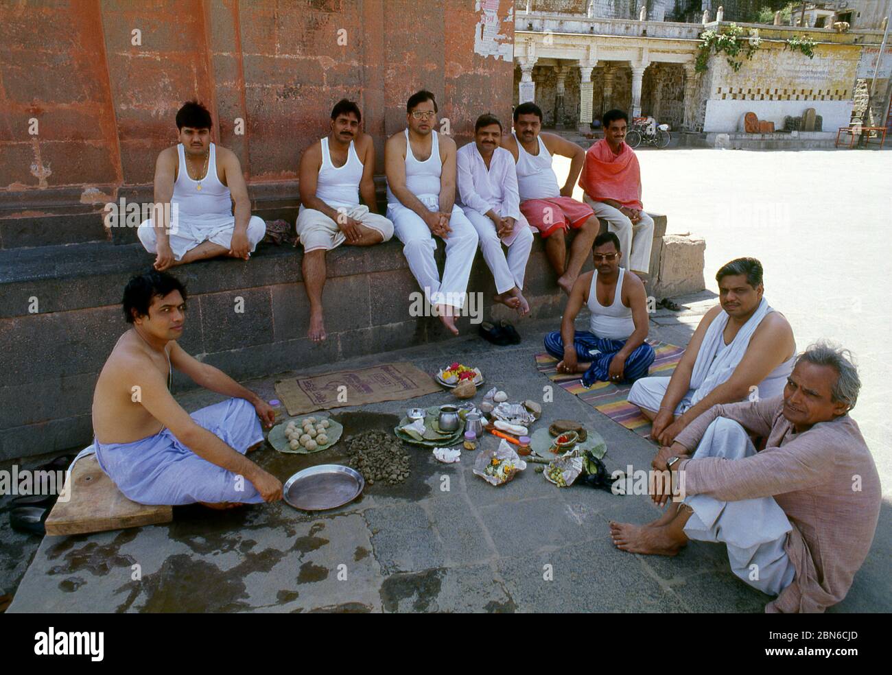 Indien: Hindu-Priester aus dem Bundesstaat Uttar Pradesh besuchen den Omkareshwar Mahadev Tempel am Narmada Fluss, Madhya Pradesh. Omkareshwar Mahade Stockfoto