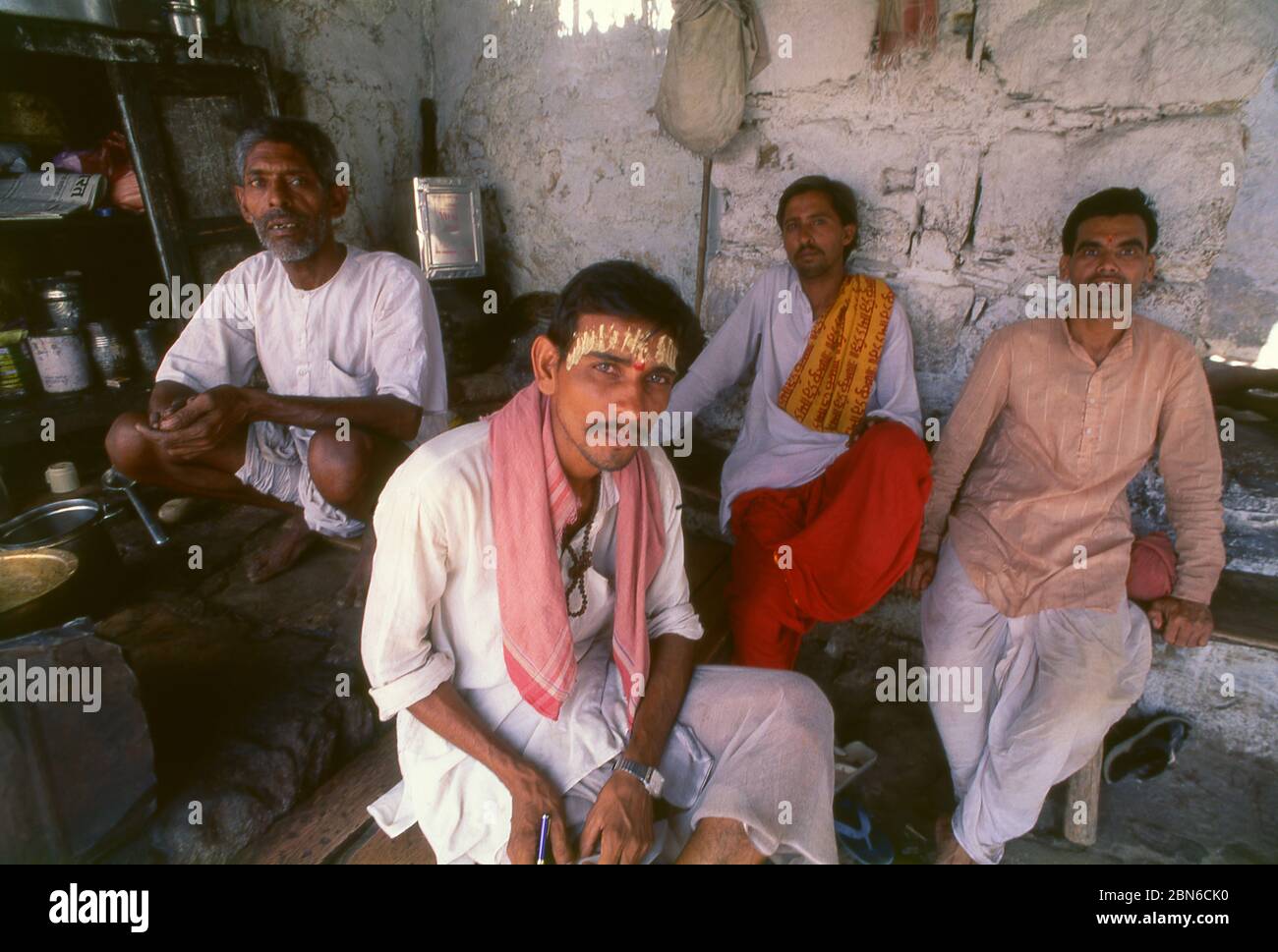 Indien: Ein Teehaus in der Nähe des Hindu Omkareshwar Mahadev Tempels am Narmada Fluss, Madhya Pradesh. Omkareshwar Mahadev ist ein Hindu-Tempel gewidmet Stockfoto